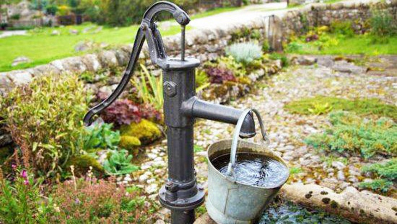 У Луцьку закликають владу облаштувати сведловини, оснащені ручними водозабірними колонками