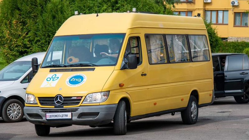 Благодійники подарували автобус волинському сиротинцю