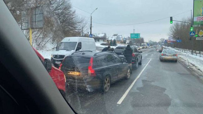 На вулиці Набережній у Луцьку – аварія: зіткнулися три автомобілі. ФОТО.ВІДЕО