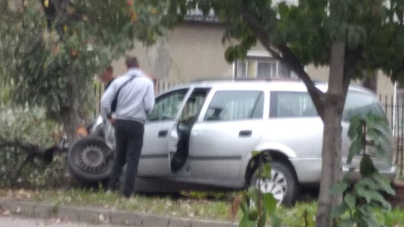 У Луцьку легковик вилетів на тротуар і врізався в дерево. ФОТО