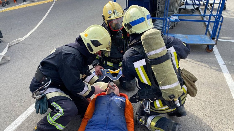 Луцькі пожежники евакуювали людей з «Епіцентру»