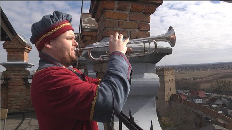 Вперед і з піснею — як Луцький кликун гроші для ЗСУ збирав