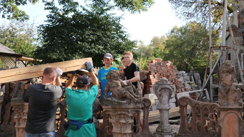 Студенти та викладачі організували толоку біля будинку скульптора Миколи Голованя в Луцьку