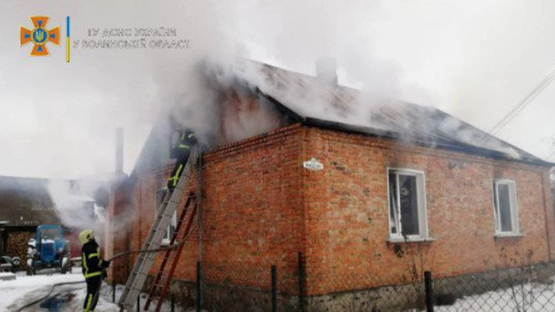 На Волині горів житловий будинок: 34-річну жінку госпіталізували з отруєнням