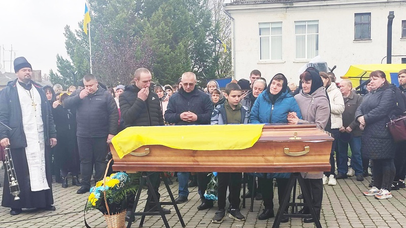 У мирному житті був будівельником: Рожищенська громада попрощалися з воїном Андрієм Миронюком