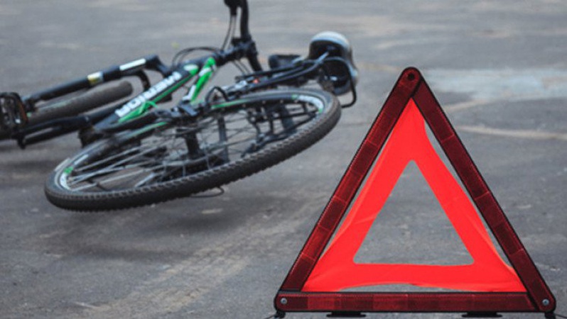 У Луцьку велосипедист влетів під колеса авто