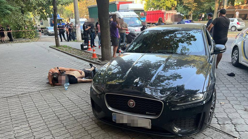 У Дніпрі поліцейський застрелив чоловіка на вулиці. ВIДЕО 18+