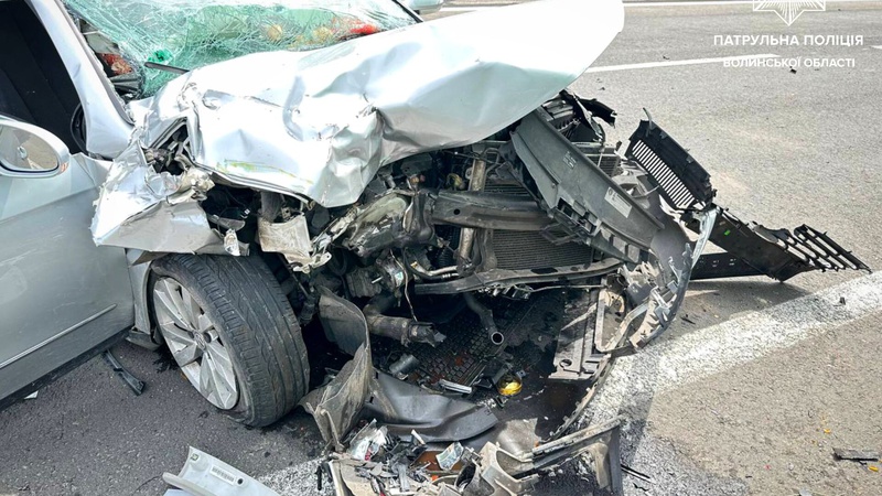 Заснув за кремом: на Волині водій в’їхав у напівпричіп припаркованої вантажівки. ФОТО