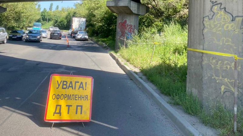 У Луцьку водій вантажівки в’їхав в опору залізничного мосту. ФОТО