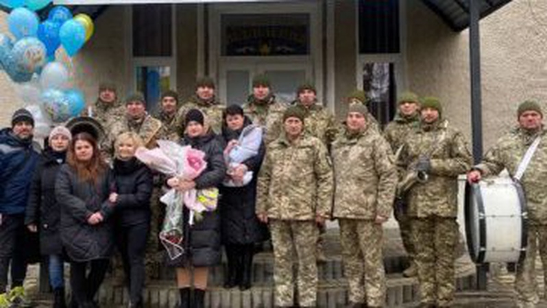 У загиблого Героя з Волині народився син: його і матусю побратими з 14 ОМБр зустріли з оркестром. ВІДЕО