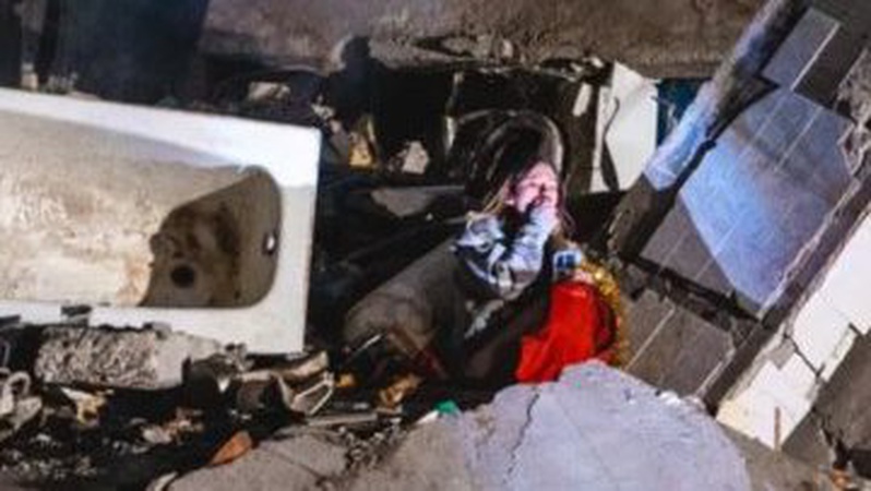 Дівчина на руїнах будинку з Дніпра, незадовго до удару втратила на війні коханого