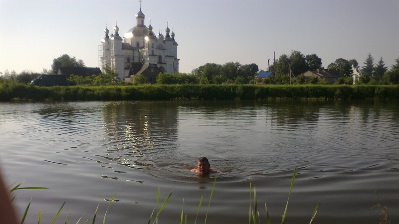 На Волині екснардеп посварився зі священником через ставок. ВІДЕО