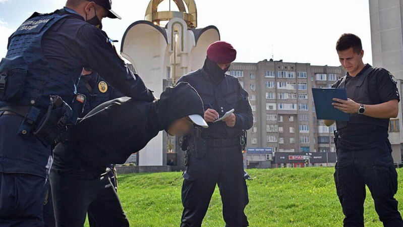 Біля Волинської ОДА затримали чоловіка, який намагався підпалити держустанову