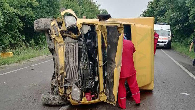 На трасі Луцьк-Дубно перекинувся хлібовоз, водій загинув. ФОТО