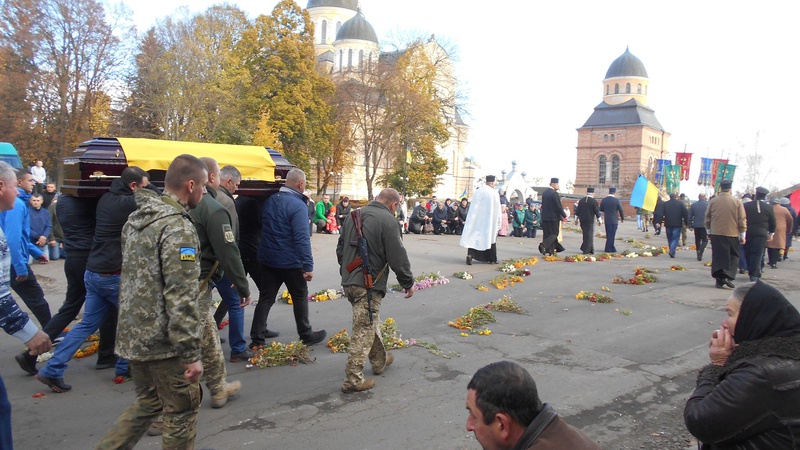 Труну несли на руках через усе місто: Берестечко на колінах зустріло загиблого Героя. ФОТО