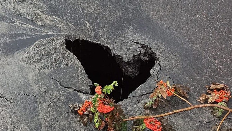 У Луцьку посеред дороги виникло провалля