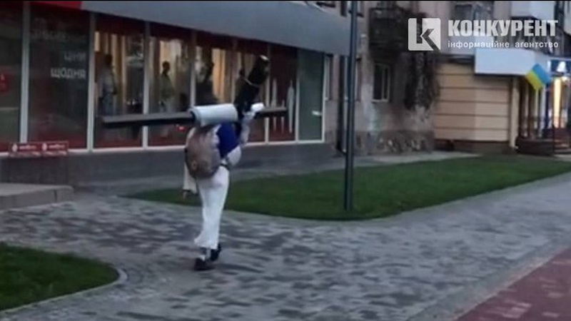 У Луцьку запримітили «Ісуса», який несе хрест