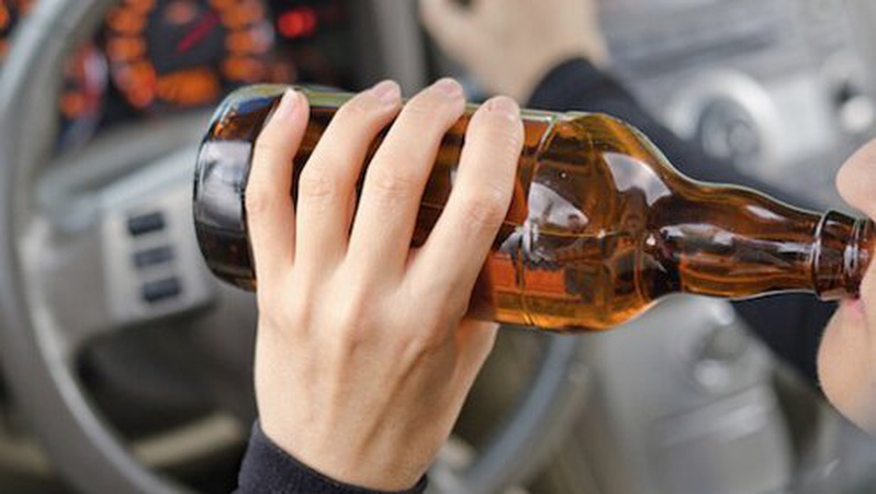 П’яною сіла за кермо, бо їхати недалеко: патрульним попалася нетвереза лучанка. ВІДЕО