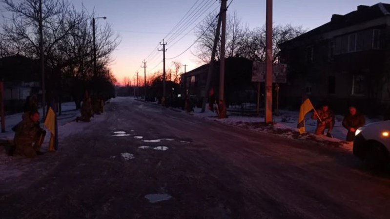 В громаді на Волині навколішки зустріли захисника