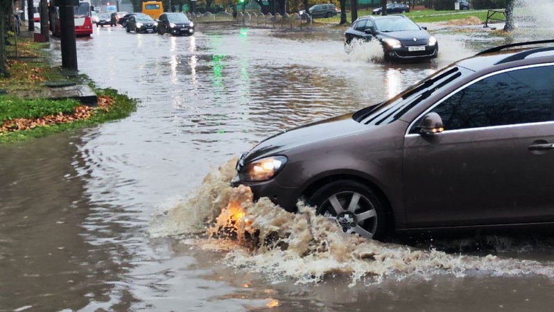 Наслідки негоди: Луцьк знову затопило