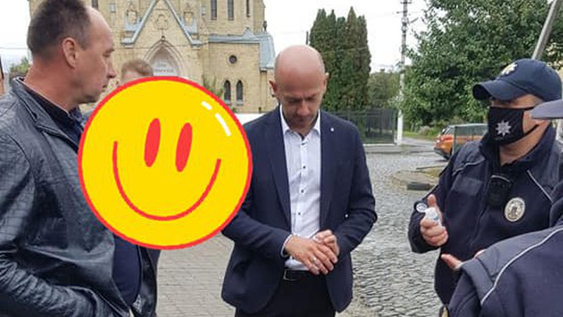 Чоловік, який шарпав луцьких муніципалів, привселюдно вибачився