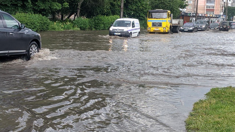 У Луцьку після зливи на 40-му – потоп. ФОТО. ВІДЕО