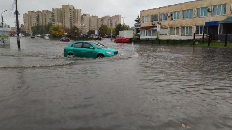 Коли негода лиха наробила: в Україні борються із наслідками стихій