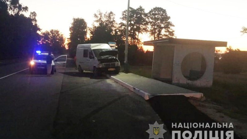 Молоді волиняни на авто в’їхали в зупинку. ПОДРОБИЦІ