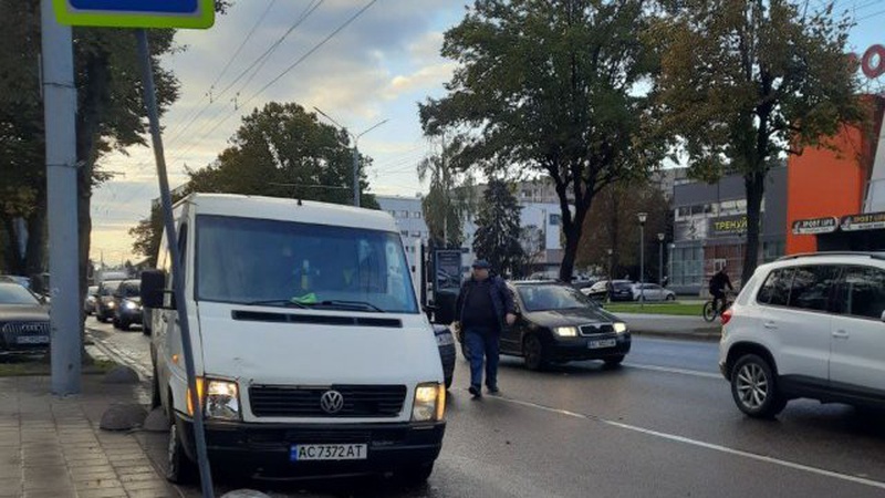 У Луцьку автівка вилетіла на тротуар та збила дорожній знак