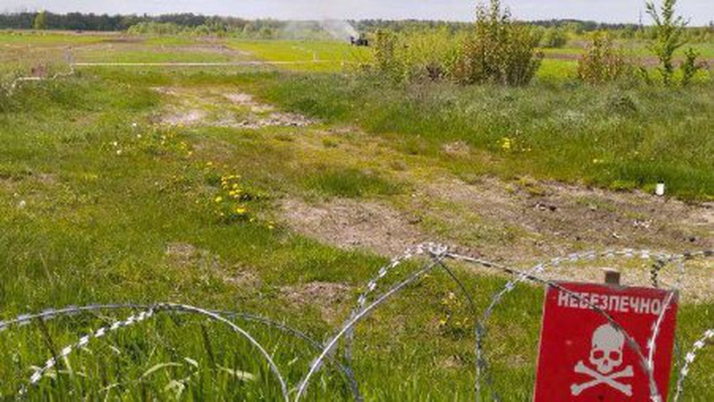 На Рівненщині в прикордонній смузі на міні підірвався трактор: є загиблий