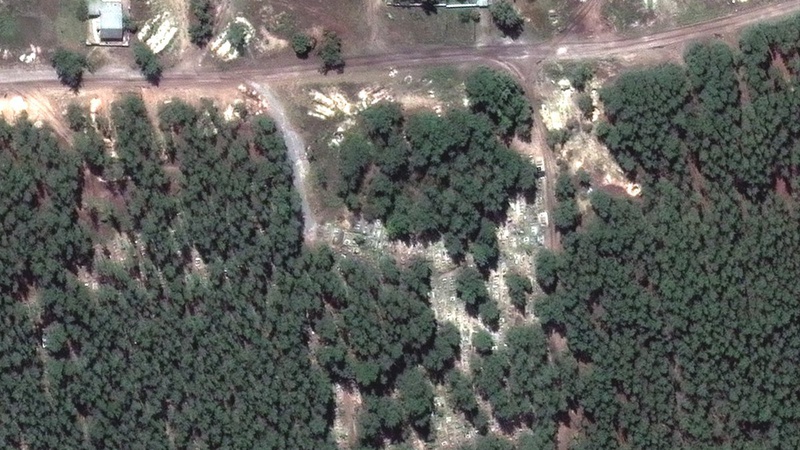 Опубліковано супутникові знімки місць масового поховання поблизу Ізюма