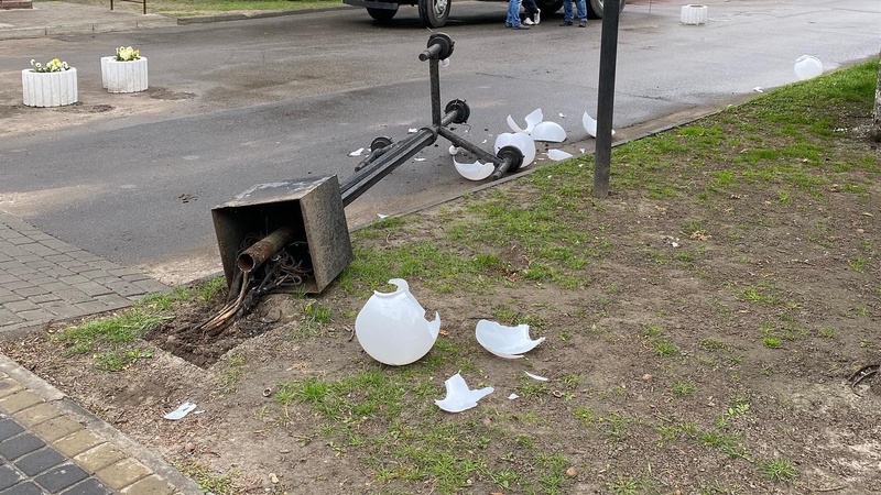 У Володимирі позашляховик збив опору вуличного освітлення