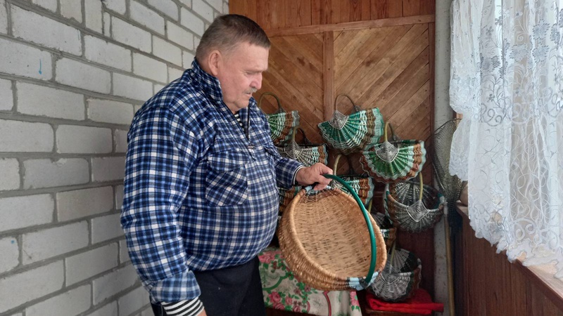 Волинянин плете оригінальні кошики з коріння сосни