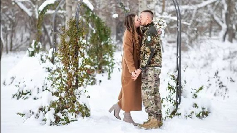 «Приїхав з фронту з букетом та каблучкою»: історія кохання військового з Волині