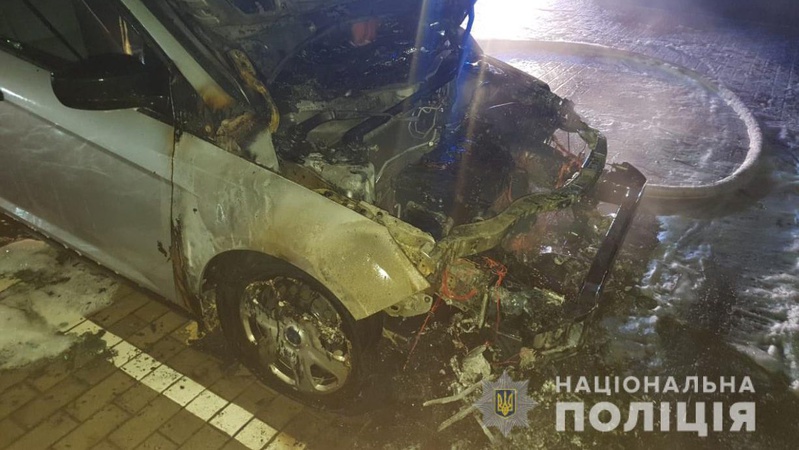 У Струмівці біля будинку власниці спалили її авто