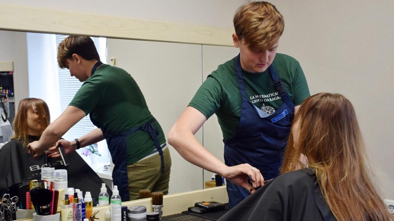 «Мрію, що українські захисники таки визволять Маріуполь». Історія перукаря, який знайшов роботу в Луцьку