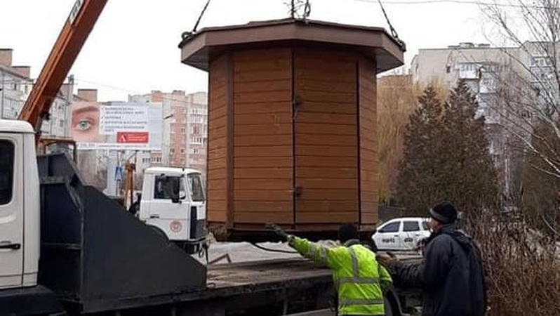 У Луцьку перевезли кіоск на майданчик для тимчасового зберігання