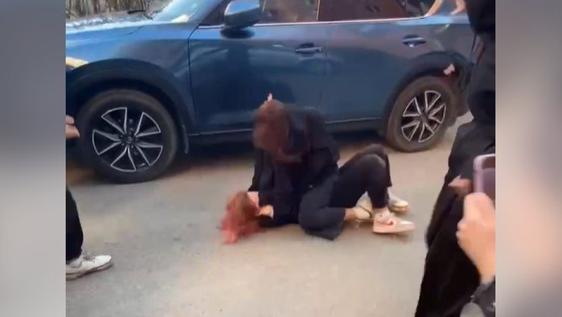 У Луцьку побились двоє дівчат, а «друзі» знімали на телефон