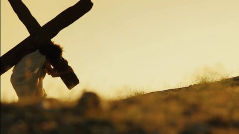 На Волині помітили американеця, який несе хрест від Варшави до Києва