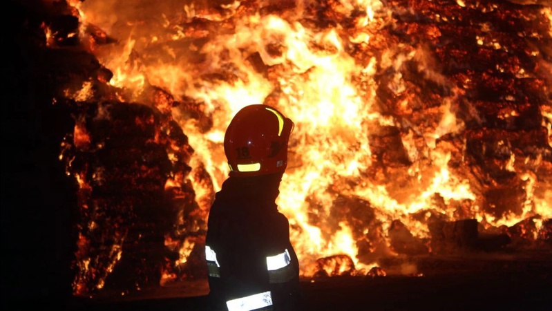 У Луцьку горів сарай біля житлових будинків