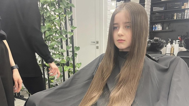 Юна волинянка  обрізала волосся, щоб допомогти ЗСУ
