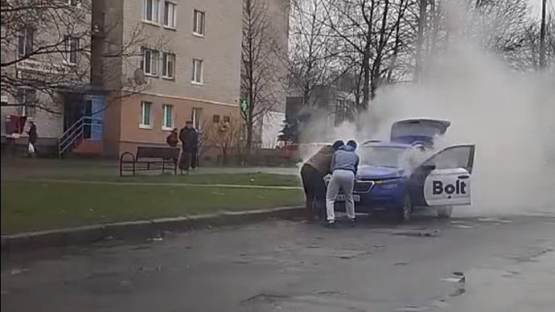 У Луцьку посеред дороги горіло таксі