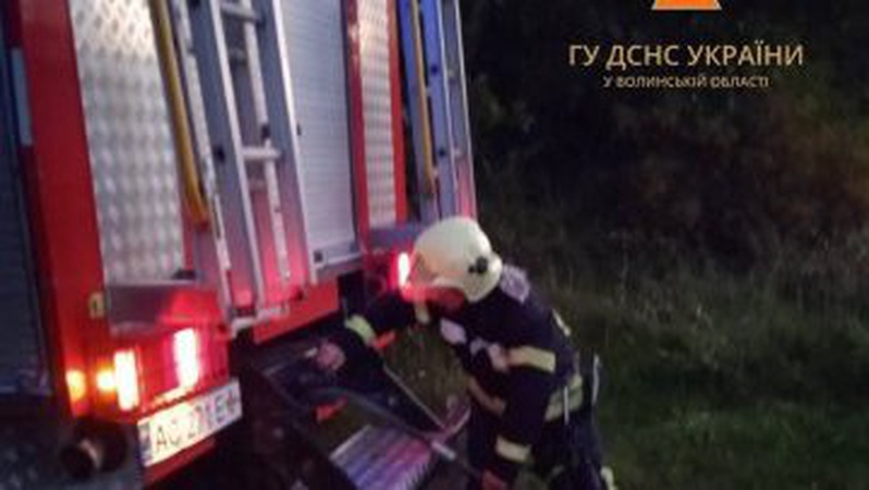 На Волині рятувальники відбуксирували вантажівку. ФОТО