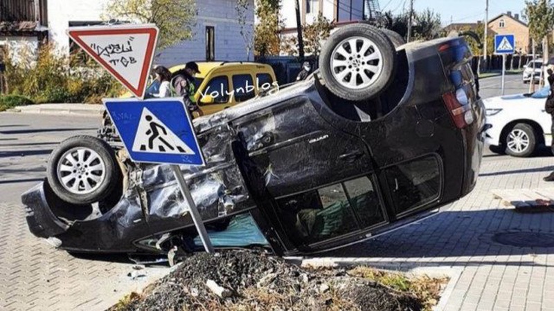 У Ковелі від удару в аварії авто перекинулось на дах