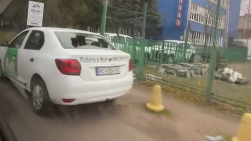 У Луцьку невідомі розбили вікна у припаркованих автомобілях таксі «Болт»