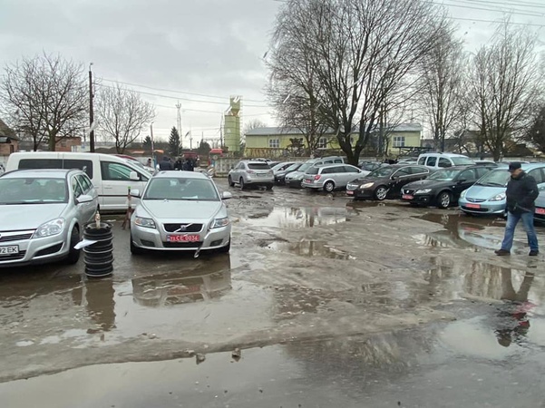 Повідомили коли і за що штрафуватимуть водіїв на авторинку в Луцьку