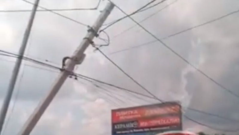 У Ковелі вантажівка збила два стовпи електропередач. ВІДЕО