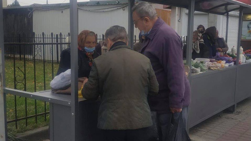 Біля залізничного вокзалу в Луцьку облаштували ятки для торгівлі