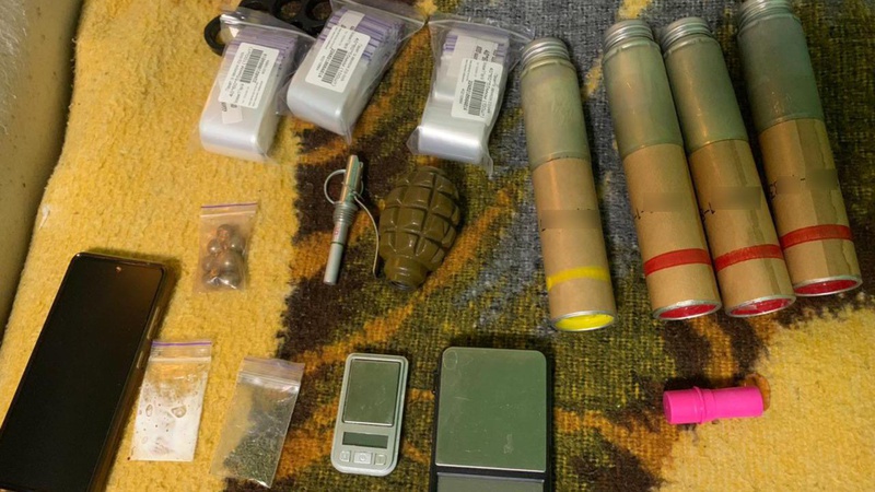 У жителя Луцька вилучили наркотики, гранату і сигнальні ракети