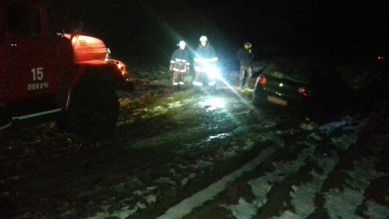 На Волині рятувальники відбуксували рейсовий автобус та дві авітівки, в одній з яких було піврічне немовля. ВІДЕО